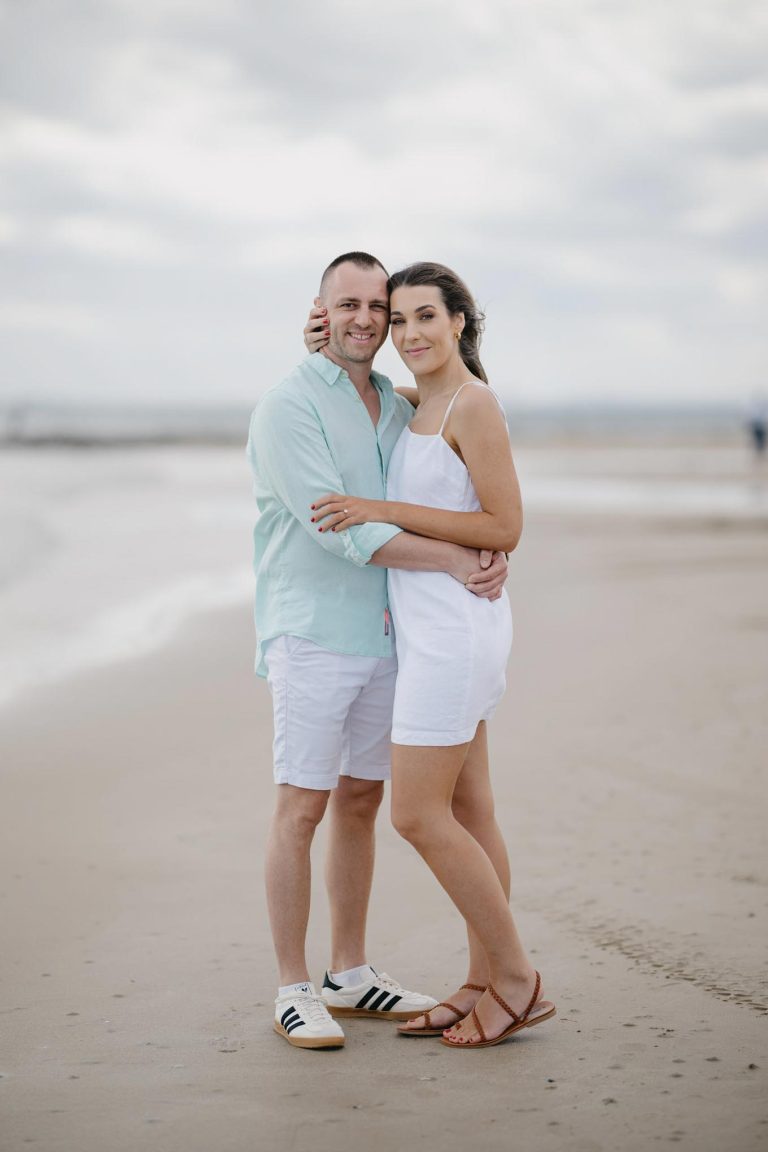 Read more about the article What are the best colours to wear for a beach photo shoot